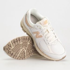 NWT New Balance 2002 Peach Cream Beige/ White Sneakers